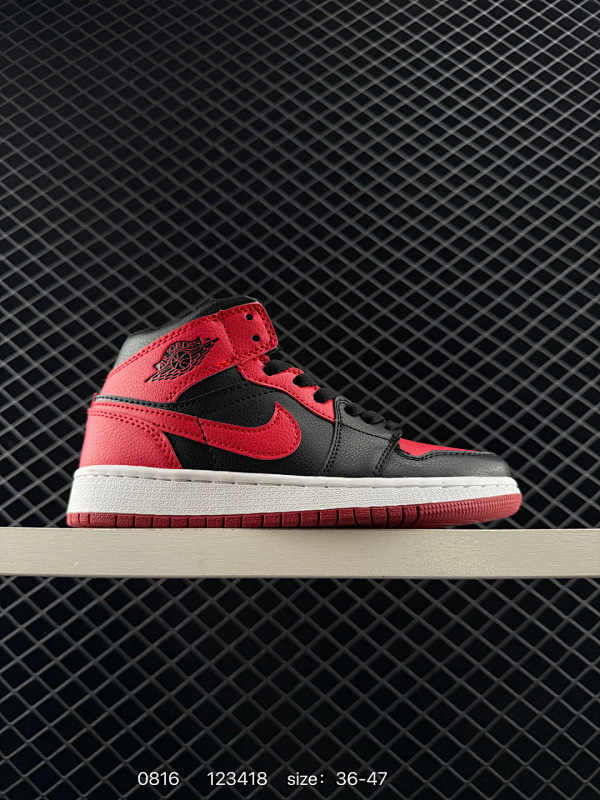 90 Air Jordan 1 Mid “Bred Toe” AJ1 中帮 这款中帮脚趾融合了两大超经典配色，Bred 黑红和 Black Toe 黑脚趾的经典装扮双双入镜，带来熟悉又耳目一新的视觉效