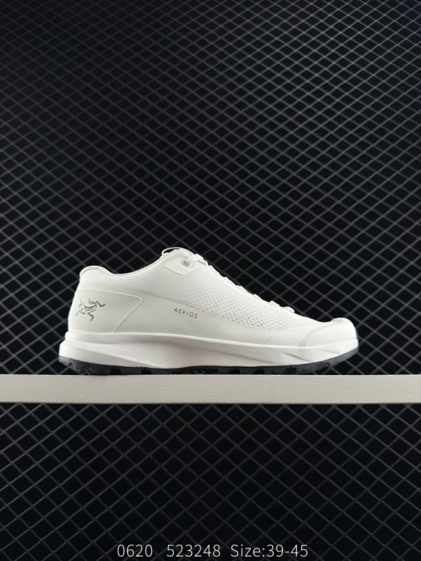 240 原楦原纸版开发版型，采用防水泼处理耐磨帆布鞋面材质，鞋头加入防踢橡胶头盖设计，搭载85%压缩EVA缓震中底技术，外置vibram黄金耐磨锯齿外底❗️越野徒步+日常通勤两不误！加拿大户外服饰品牌