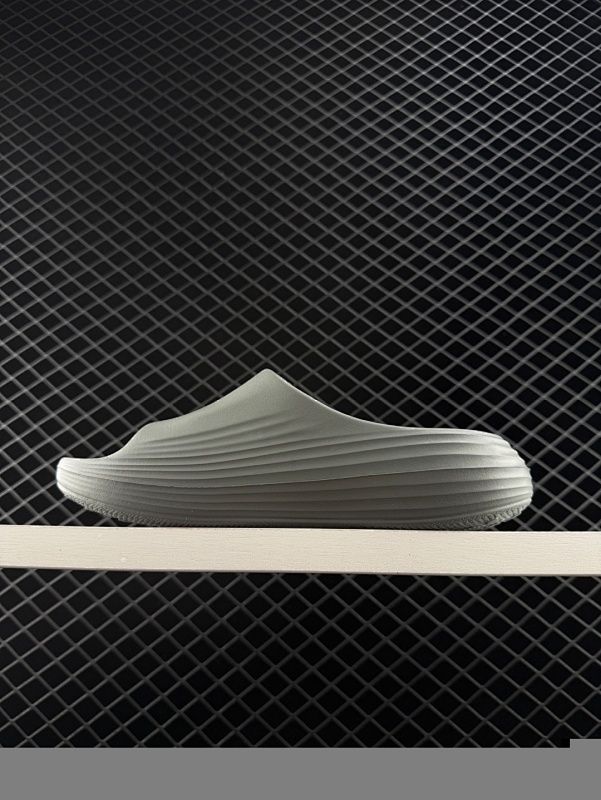 60 耐克Nike ReactX Rejuven8 耐克夏日穿搭凉鞋 夏季必备 采用质感柔软且出众回弹的 ReactX泡绵缔造非凡舒适的日常穿着体验 助你保持活力 货号：HV4484 002 尺码：3