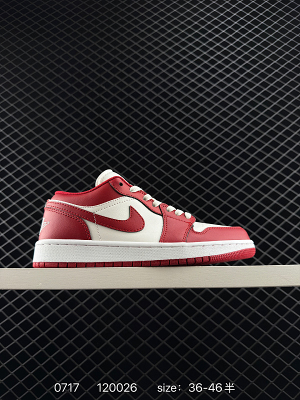 130 Air Jordan 1 Low 低帮 白红色 AJ1 乔丹1代 aj1 乔1 低邦 白红 乔丹篮球鞋系列 色泽鲜艳的正红色勾勒框架，白色为基底搭配，整体呈现经典芝加哥配色分布；鞋身两侧S