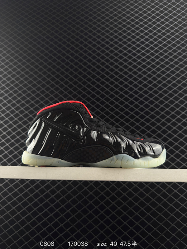 190  Air Foamposite Pro “Pure Platinum” 以铂金色发泡鞋面点缀抢眼的红色内衬装扮，细节以狼灰装饰带来毫不单调的层次感受，加上发泡材质带来的独特视觉效果，Nike