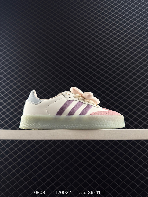 110 Adidas/ 阿迪达斯 HELLO KETTY 运动鞋 三叶草SAMBA VELENTINE 休闲鞋 德训鞋 复古板鞋经典运动鞋。一款阿迪达斯的Samba面包鞋，该鞋具有厚实的用料和憨厚的外