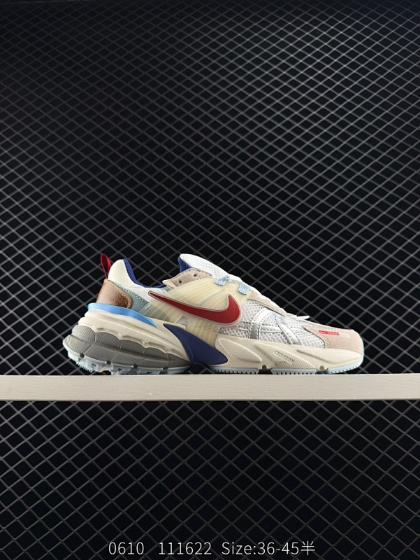 110 ✅耐克NIKE V2K RUN跑步鞋复古风潮 网面透气运动鞋 灰银紧致的鞋面材质提供良好的包裹性鞋侧 Swoosh以及鞋头部分搭配增添不少亮点的镀铬细节鞋垫上印有Bill Bowerman头像