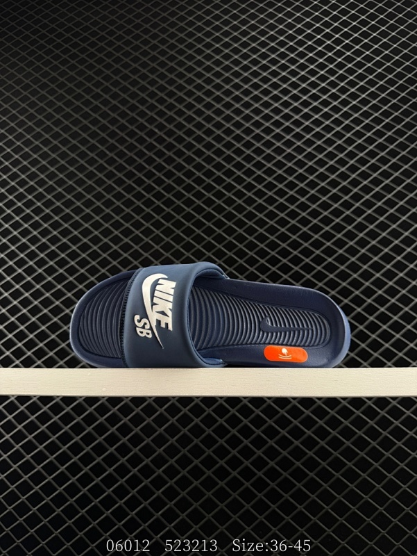 65 耐克NK Victori One Slide Print Mix维多利一号系列夏季沙滩运动防滑一字潮流拖鞋 CN9675 简约清爽的夏季必备单品 焕新升级经典必备设计 轻松驾驭海滩和球场看台 轻