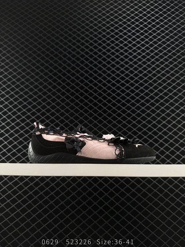 130 PUMA Speedcat Go 薄底轻便 柔软舒适 平底复古运动休闲鞋 以趣味十足又前卫复古的设计引领潮流 融入经典配色 主打前卫复古风 鞋款的鞋侧以复古的流线造型 缀以经典Logo 巧妙吸