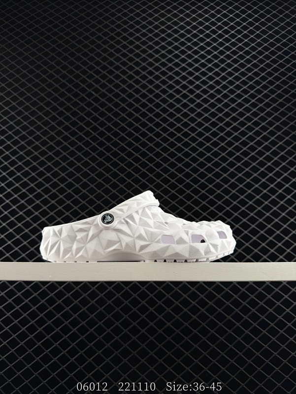 50 卡骆驰Crocs Classic Clog 卡骆驰系列休闲沙滩洞洞拖鞋凉鞋 超轻Croslite专利材料打造 鞋面更加耐用易清洗 该鞋款轻盈舒适 2002年 经典克骆格诞生 秉承外形简单 穿着舒