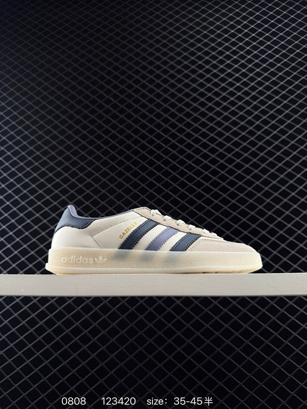 100 阿迪达斯 Adidas Originals Gazelle Indoor复古三叶草防滑透明橡胶板鞋经典运动鞋。这款经典鞋,忠于原版设计,缀撞色三条纹和鞋跟饰片。采用柔软皮鞋面,穿着舒适,搭配生