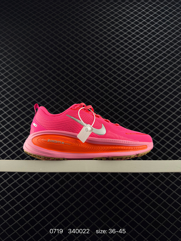 110 Nike VOMERO 18 耐克 舒适减震防滑 低帮跑步鞋 全掌ReactX泡绵中底 前掌和后跟还配备了Air Zoom气垫单元 据说跑起来更快更舒适哦 这次最大的升级点