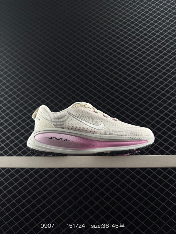 120 公司级✅Nike VOMERO 18 耐克 舒适减震防滑 低帮跑步鞋 全掌ReactX泡绵中底 前掌和后跟还配备了Air Zoom气垫单元 据说跑起来更快更舒适哦 这次最大的升级点 首次引入了