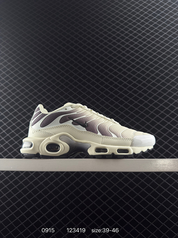 95 耐克 Nike Air Max Plus TN Ultra  复刻版 科技复古耐克TN经典的Air Max Plus被很多跑鞋爱好者们所熟知，作为Nike历史上的高科技跑鞋之一，它的回归着实让很