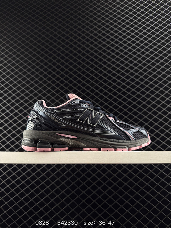 150 New Balance M1906RI NB宝藏老爹鞋款，复古元素叠加，质感超级棒，楦版型材料细节做工精细，货如实拍图 作为NB最经典的档案鞋型之一，与2002一样，1906有着NB最成熟的技