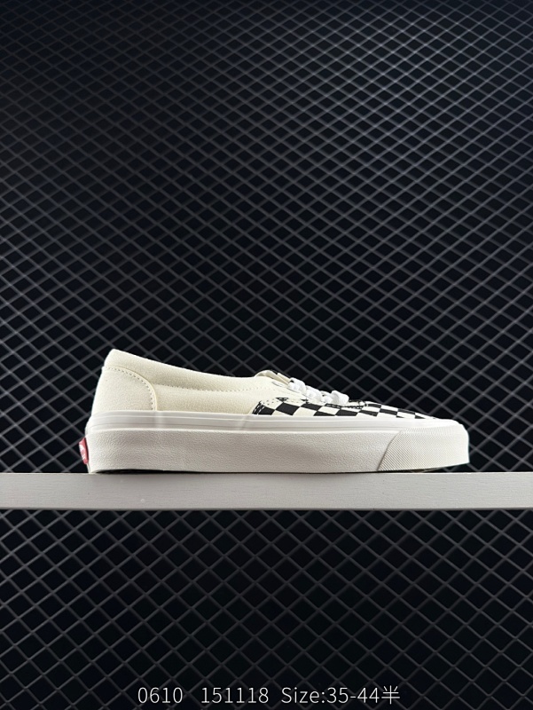 90  万斯 Vans Era 拼接棋盘格 不对称撞色设计  黑白/红白 期待已久的硫化版本出货 本次全新推出的Era系列 在白色鞋身上采用大面积的黑 红经典棋盘格元素 从左侧腰身延伸覆盖至整个鞋面