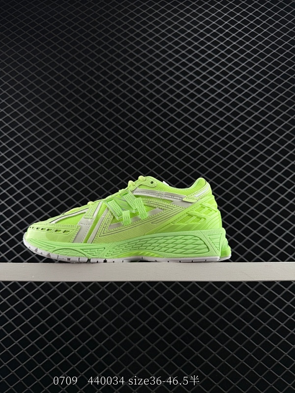 170 New Balance M1906AF NB宝藏老爹鞋款，复古元素叠加，质感超级棒，楦版型材料细节做工精细，货如实拍图 作为NB最经典的档案鞋型之一，与2002一样，1906有着NB最成熟的技