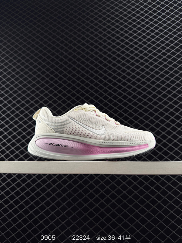 120 公司级✅Nike VOMERO 18 耐克 舒适减震防滑 低帮跑步鞋 全掌ReactX泡绵中底 前掌和后跟还配备了Air Zoom气垫单元 据说跑起来更快更舒适哦 这次最大的升级点 首次引入了