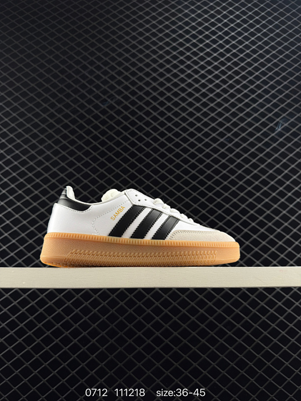 90 Adidas/阿迪达斯 德训系列 原楦开发版型，采用软质粒面牛剖革组合翻毛皮鞋面材质，内环保海玻璃鞋垫，外置加厚耐磨橡胶大底❗️延续OG经典设计风格，重塑白黑经典配色！阿迪达斯Adidas Sa