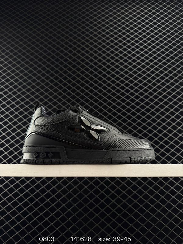 140 【公司级】LV Skate Sneaker 路易威登 2025年新款运动板鞋 蛇年限定 春夏秀场初次亮相，此次以粒面牛皮革焕新呈现。加垫鞋领和鞋舌援引滑板鞋设计，科技鞋带和橡胶外底完善整体。粒