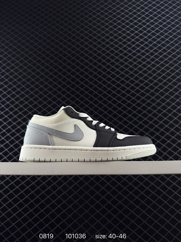 180 Air Jordan 1 Low "Soft Pearl" 低帮 白灰黑 AJ1 乔丹1代 aj1 乔1 低邦 白灰黑 乔丹篮球鞋系列 鞋身整体采用柔和的米白色皮革打造，搭配黑色覆层，后跟处和