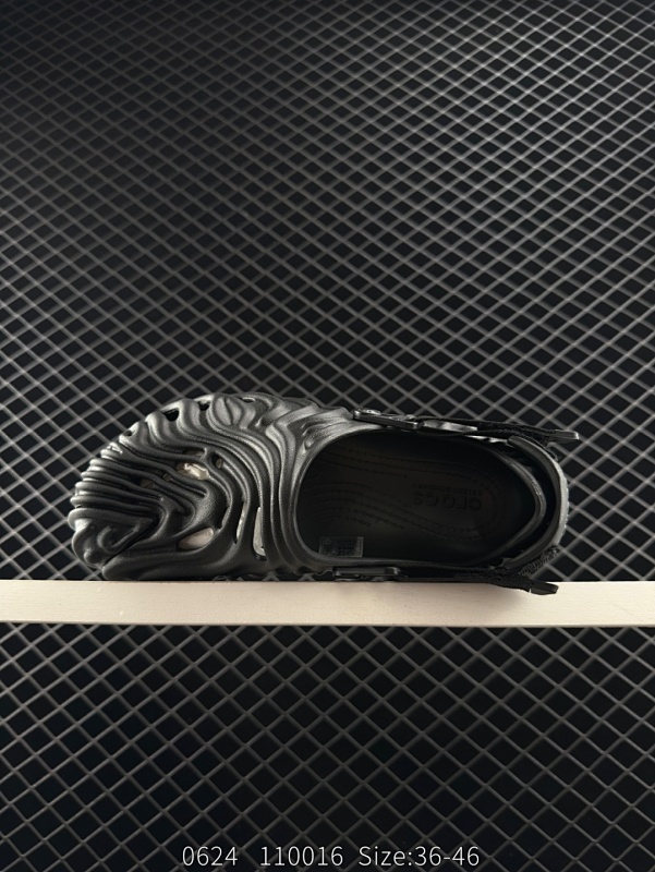 80 卡骆驰 Crocs Classic Clog 卡骆驰系列休闲沙滩洞洞拖鞋凉鞋 超轻Croslite专利材料打造 鞋面更加耐用易清洗 该鞋款轻盈舒适 2002年 经典克骆格诞生 秉承外形简单 穿着