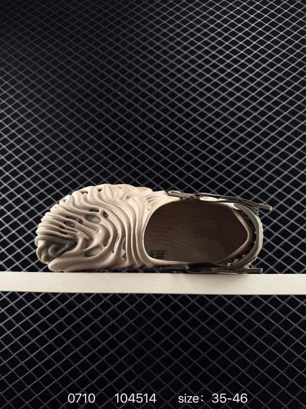 70 Salehe Bembury x Crocs卡骆驰 Pollex Clog "Cucumber" 潮流 运动 沙滩凉鞋 男女同款 军绿色 普盒版 尺码：35-46 编码：104514  详情