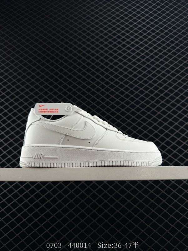 70 ✅耐克Nike Air Force 1“07空军一号低帮百搭休闲运动板鞋。柔软、弹性十足的缓震性能和出色的中底设计，横跨复古与现代的外型结合，造就出风靡全球三十多年的Force 1 货号：CW2