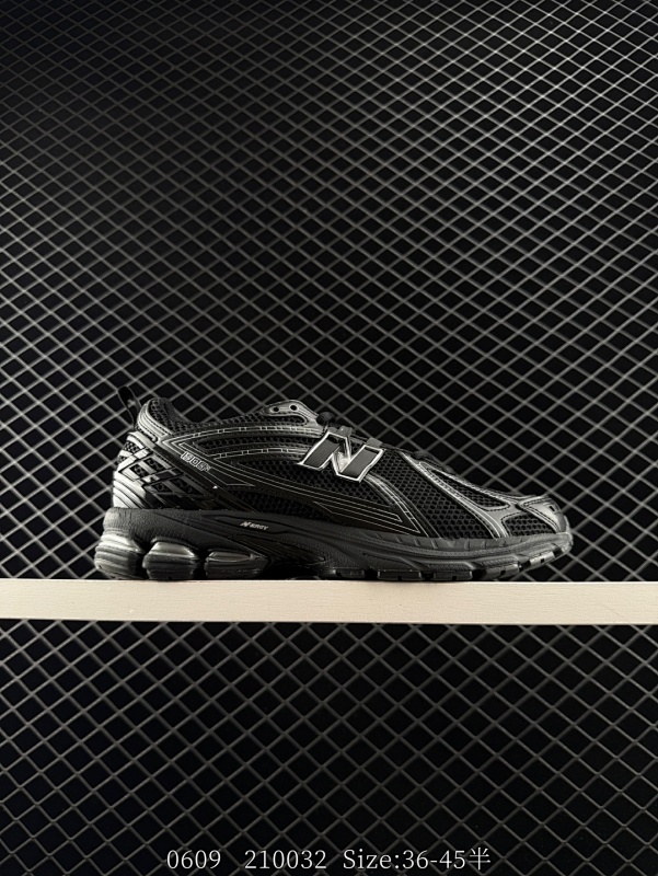 160 New Balance M1906系列 复古单品宝藏老爹鞋款 公司级 复古元素叠加 质感超级棒 楦版型材料细节做工精细 作为NB最经典的档案鞋型之一 与2002一样，1906有着NB最成熟的技