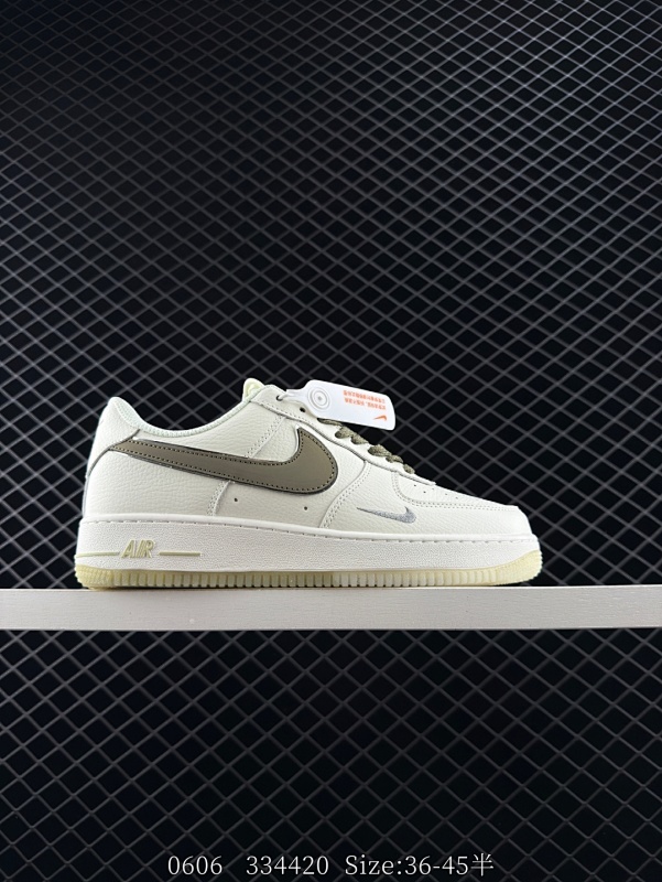 100 真标✅耐克Nike Air Force 1“07空军一号低帮百搭休闲运动板鞋。柔软、弹性十足的缓震性能和出色的中底设计，横跨复古与现代的外型结合，造就出风靡全球三十多年的Force 1。