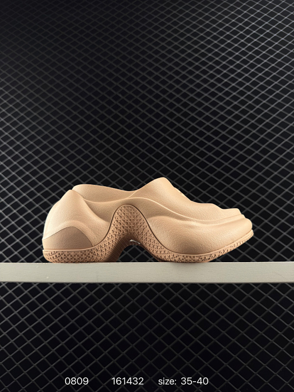 160 公司级✅国潮当红设计师品牌SMFK Compass Sandals 十字花系列超松糕摩登厚底潮流休闲拖鞋“全黑立体四枚十字花”SL001B1 尺码：35-40 编码：161432 全文  详情