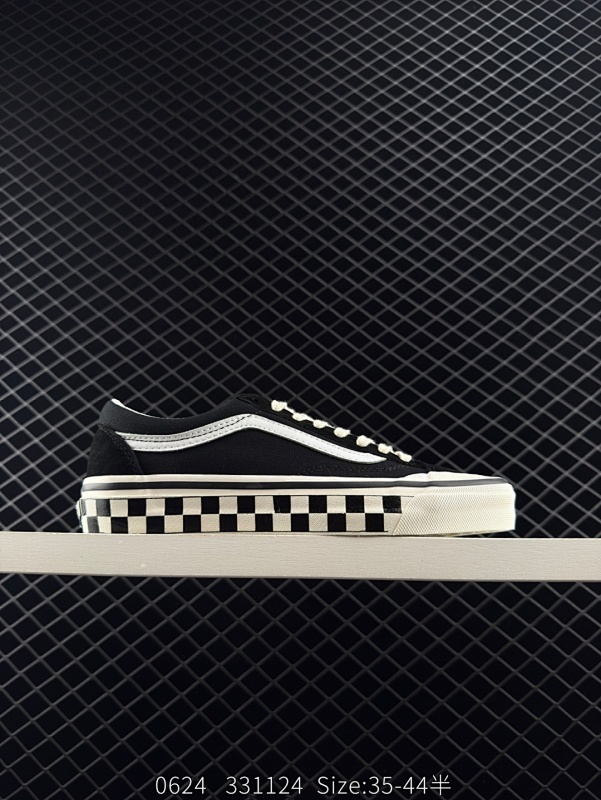 120 VANS范斯经典黑白棋盘格低帮板鞋，黑白配色超百搭。鞋身采用优质帆布材质，侧面经典黑白格纹设计，搭配白色鞋底，简约大气。鞋头半月包边设计，舒适贴合。男女同款。 尺码：35 36 36.5 37