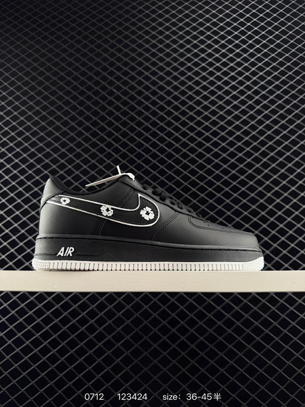 120 公司级✅耐克Nike Air Force 1“07空军一号低帮百搭休闲运动板鞋。柔软、弹性十足的缓震性能和出色的中底设计，横跨复古与现代的外型结合，造就出风靡全球三十多年的Force 1。