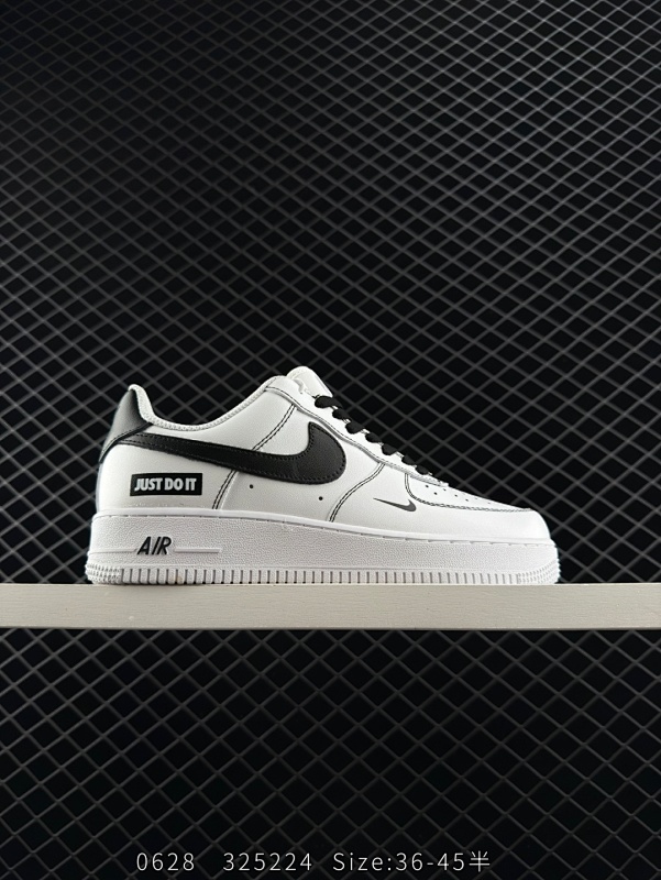 120 耐克Nike Air Force 1“07空军一号低帮百搭休闲运动板鞋。柔软、弹性十足的缓震性能和出色的中底设计，横跨复古与现代的外型结合，造就出风靡全球三十多年的Force 1。 货号：JU