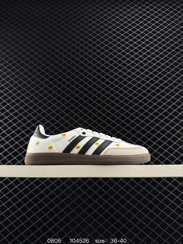 130 阿迪达斯 德训鞋 ADIDAS ORIGINALS SAMBA OG SHOES 经典运动鞋小白鞋「T头鞋」女板鞋 鞋面刺绣花朵 彰显休闲摩登风情的时尚经典鞋。它诞生于50年代的足球场，随