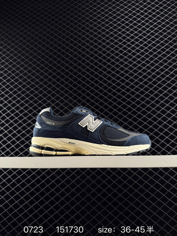 150 New Balance 2002R 复古单品 新百伦经典配色 沿袭了面世之初的经典科技，以ENCAP中底配以升级版N-ERGY缓震物料。鞋面则采用特色的柔软麂皮搭以NewBalance经典的尼