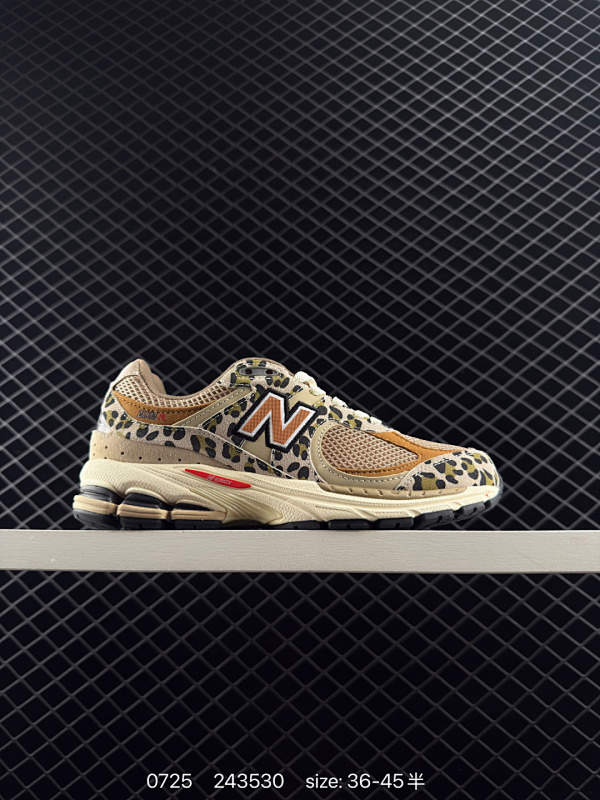 150 New Balance 2002 复古单品 鞋款延续了经典科技，升级版N-ERGY缓震物料机能与材质上脚太舒适了，鞋面的柔软麂皮搭配尼龙网布，特别透气而且还复古感，不管是搭配牛仔裤还工裤都是百