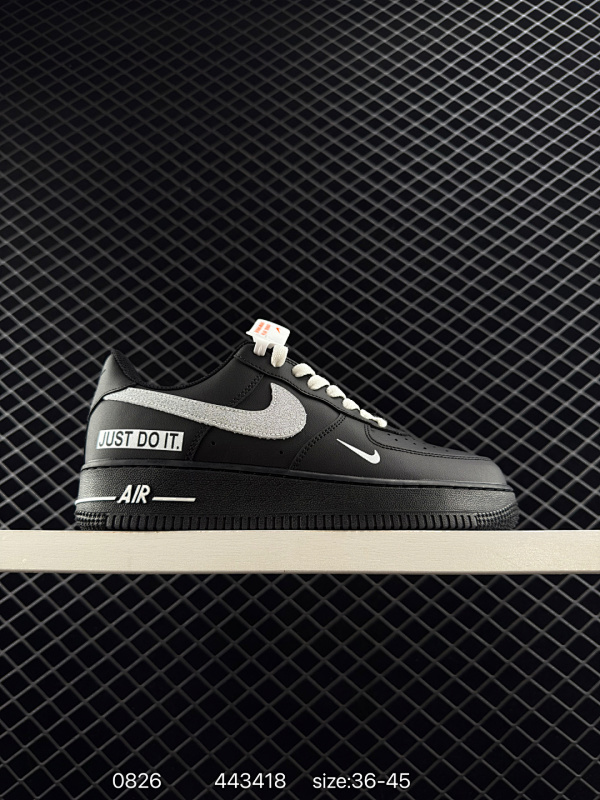 90 耐克 Nike Air Force 1 ’07 空军一号低帮百搭休闲运动板鞋。柔软、弹性十足的缓震性能和出色的中底设计，横跨复古与现代的外型结合，造就出风靡全球三十多年的Force 1，直到今天