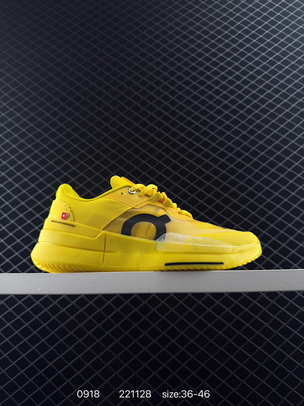 140 THE ROGER Rro2 昂跑 新兴品牌轻便低帮跑步鞋 首发实拍 鞋款以网球为灵感的运动休闲鞋，大胆的复古外观与革新科技融合，助力运动生活的活力探索，让你尽享全天候舒适；多层叠加的环保人造