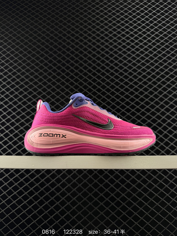 140 公司级✅Nike VOMERO PLUS 耐克 舒适减震防滑 低帮跑步鞋 全掌ReactX泡绵中底 前掌和后跟还配备了Air Zoom气垫单元 据说跑起来更快更舒适哦 这次最大的升级点 首次引