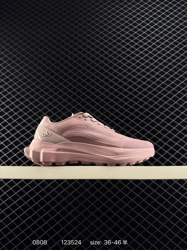 120 alo yoga Alo Runner 舒适百搭防滑透气 低帮跑步鞋 原版开发 独家私模打造  采用环保纤维革鞋面材质 外置加厚耐磨防滑橡胶大底 经典百搭鞋型 内里隐形增高鞋垫  官方货号：A
