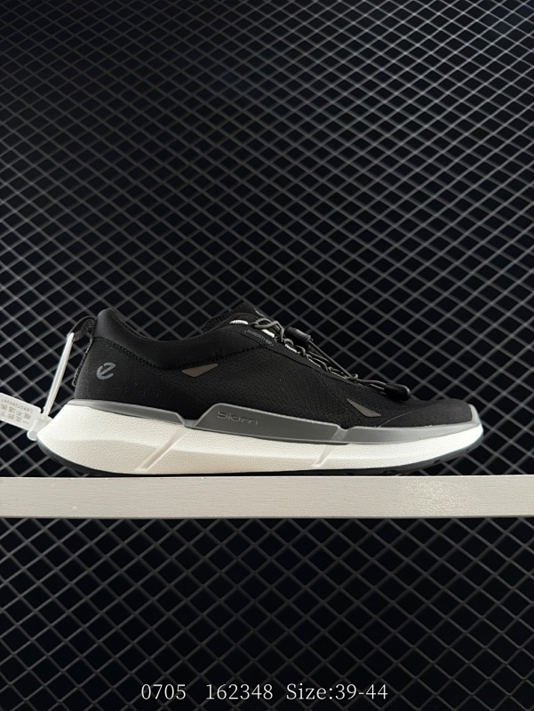 240 Ecco爱步男鞋2025年新款  拼接板鞋拼色 街头轻巧系列   头层牛皮选料 质地柔韧富有弹性  触感柔软细腻 内里头层猪皮透气吸汗  独有精密缝制走线 针脚细密均匀  彰显时尚风范 内底高