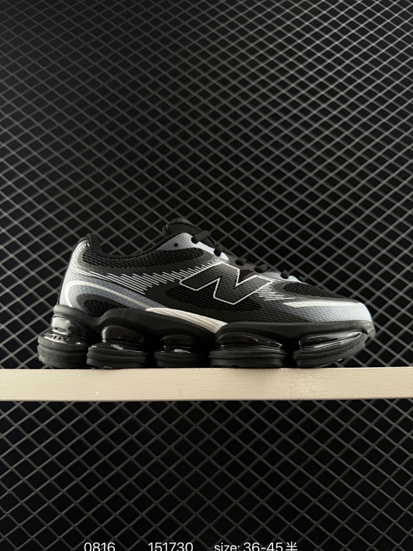 150 新百伦 New Balance NB U2000EA 运动跑步鞋。此复刻经典鞋款，加入当下大热的户外元素，以曾经篮球鞋款型式样加以打造鞋款造型。编织鞋带以及加强稳固鞋底都提供机能支持，材质上使