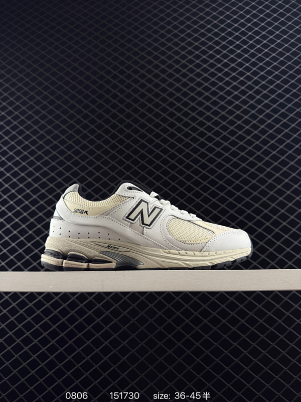 150 公司级✅New Balance 2002R 复古单品 热门复古鞋型New Balance 2002R，近日又曝出一款全新配色并释出官图。整双鞋采用棕色和米色主打，非常适合秋季。鞋身由网眼、绒面