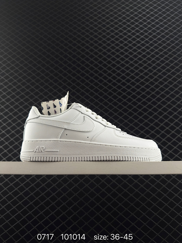70 耐克Nike AIR FORCE 1‘07 空军一号低帮百搭休闲运动板鞋。柔软、弹性十足的缓震性能和出色的中底设计，横跨复古与现代的外型结合，造就出风靡全球三十多年的Force 1  尺码：36
