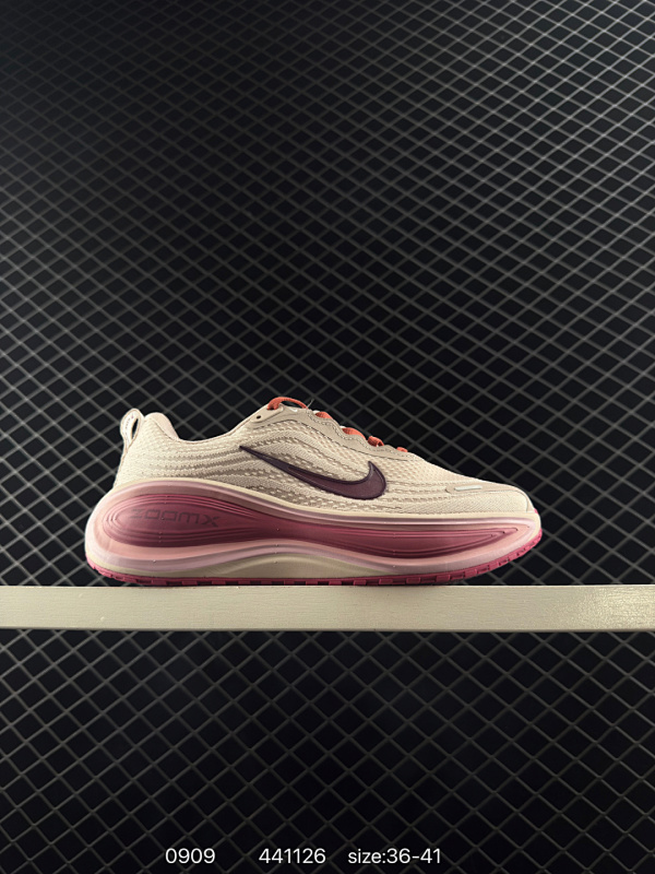 130 公司级✅Nike VOMERO PLUS 耐克 舒适减震防滑 低帮跑步鞋 全掌ReactX泡绵中底 前掌和后跟还配备了Air Zoom气垫单元 据说跑起来更快更舒适哦 这次最大的升级点 首次引