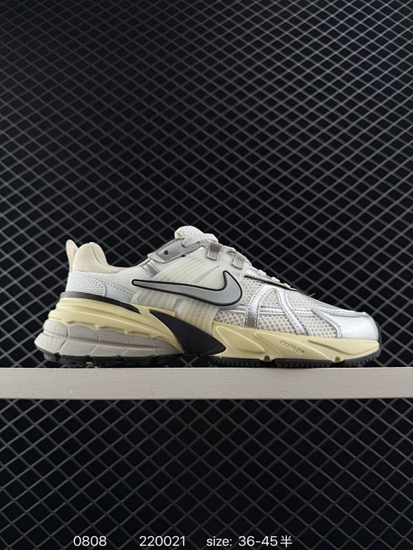 105 NIKE V2K Run 减震防滑复古低帮跑步鞋 材质上使用大面积网眼 皮革 TPU 组成 支撑和透气性肯定不错 中底处由 Cushlon 泡绵打造 保证在压马路时可以提供优秀脚感 并通过一手