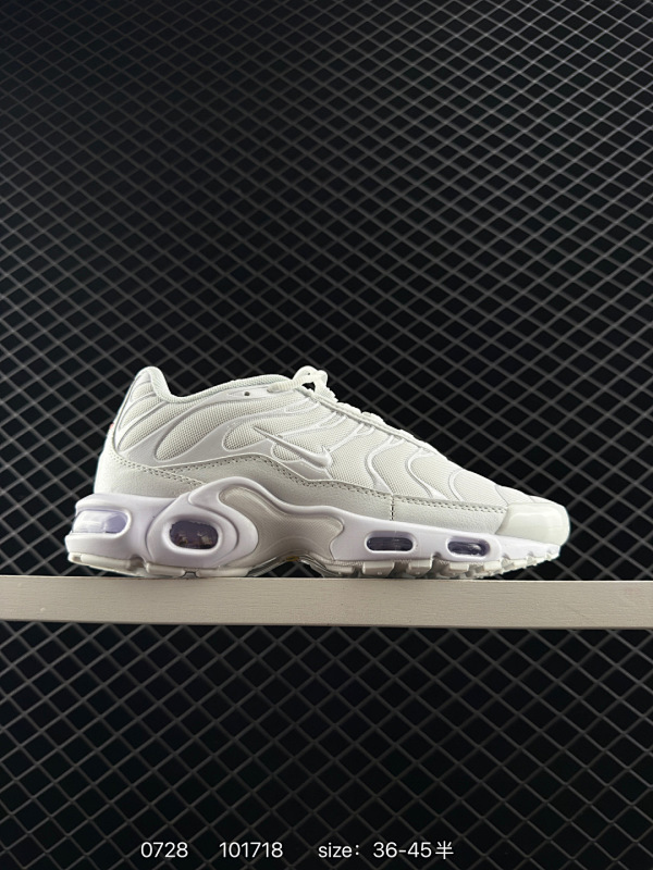 90 NIKE 耐克 男子休闲鞋气垫缓震跑步鞋 AIR MAX PLUS 运动鞋 造型超讨喜！鞋面以帆布和织物材质包裹，保证了轻薄透气，更适合夏季穿着。鞋侧「鱼骨」形状的 TPU 搭配巨型 Swoos