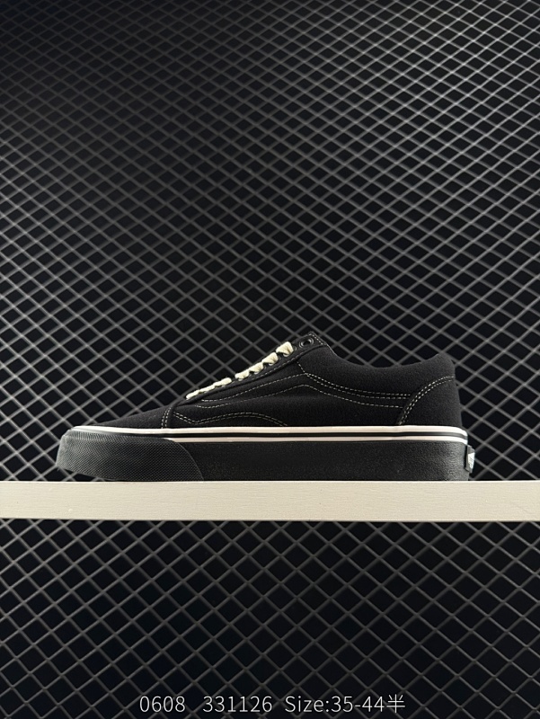 130 Vans塔卡沙联名款，Vans的经典鞋型加上塔卡沙的俏皮可div黏贴卡片只能说这波联名真的太会了~整个鞋面都可以贴贴，谁懂这种可以自己diy的乐趣啊!! Size：35-44带半码（36.5，