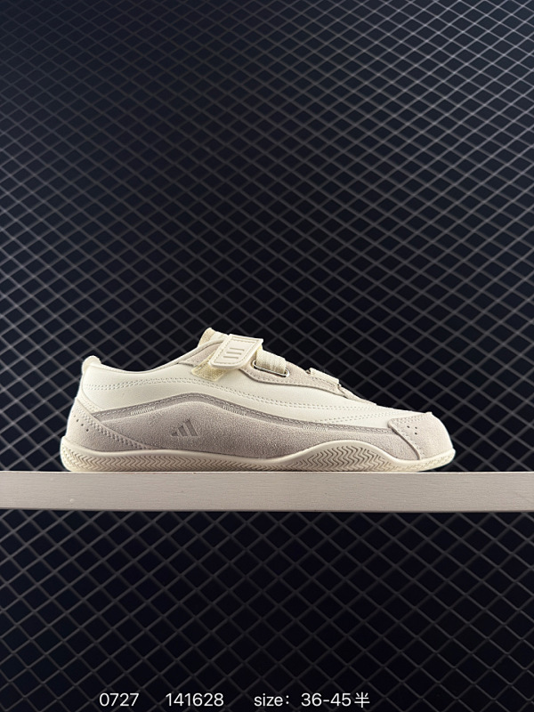 140 阿迪URBAN REVERIE复古单品 冠军经典德训鞋型，运用简洁的色彩搭配，简约休闲。以80年代经典复古鞋形体为篮本，整体造型干练又释放出百搭的复古格调，大底花纹CHAMPION文化中的常春