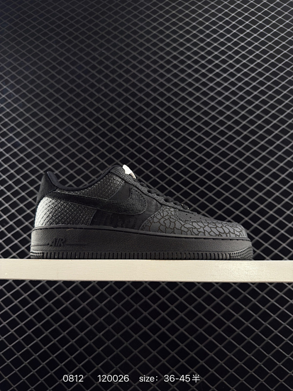 130 耐克 Nike Air Force 1 ’07 空军一号低帮百搭休闲运动板鞋。柔软、弹性十足的缓震性能和出色的中底设计，横跨复古与现代的外型结合，造就出风靡全球三十多年的Force 1，直到今