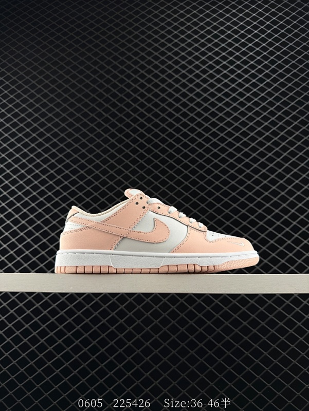 130 Nike Dunk Low ”Fossil Rose“ 耐克 SB 低帮 化石玫瑰 灰蓝粉 复古休闲低邦板鞋 鞋身整体采用米色打造鞋面，搭配银灰色框架点缀，其面料均采用质感不错的麂皮面料打造；