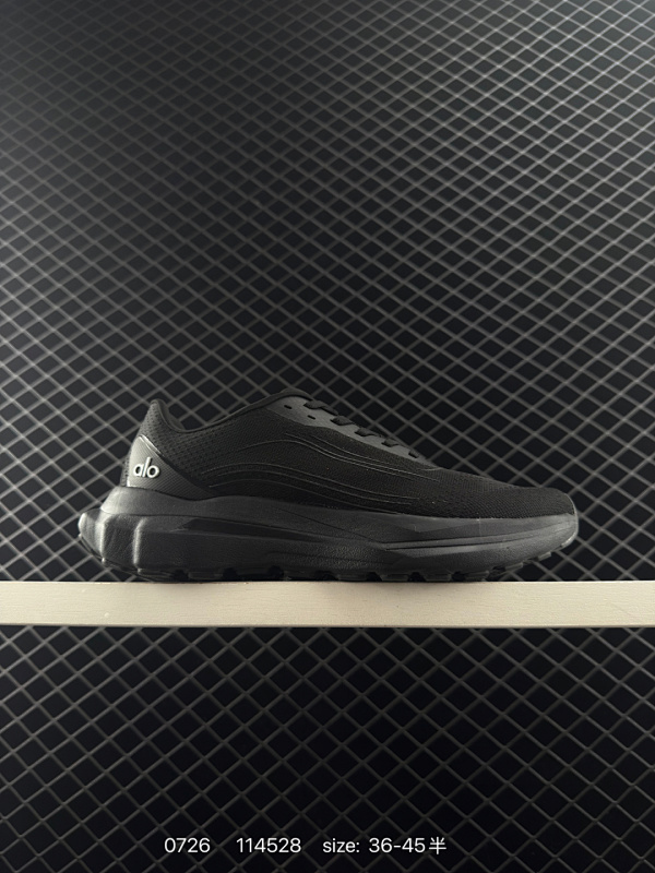 140 真标带半码 Alo Yoga Alo Runner 低帮 灰色 男女同款 舒适简约防滑耐磨低邦板鞋 极具辨识度的设计，流畅的线条与恰到好处的弧度，彰显着品牌对美学的独特见解，简约而摩登，每一眼