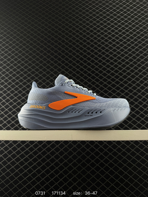 170 公司级 Brooks 布鲁克斯Glycerin Max 超级甘油 厚底马拉松缓震跑鞋 该鞋以厚实的中底和高分子注氮技术为特点 提供极致的缓震性能 鞋面柔软厚实 具有良好的包裹性能和散热性能 大